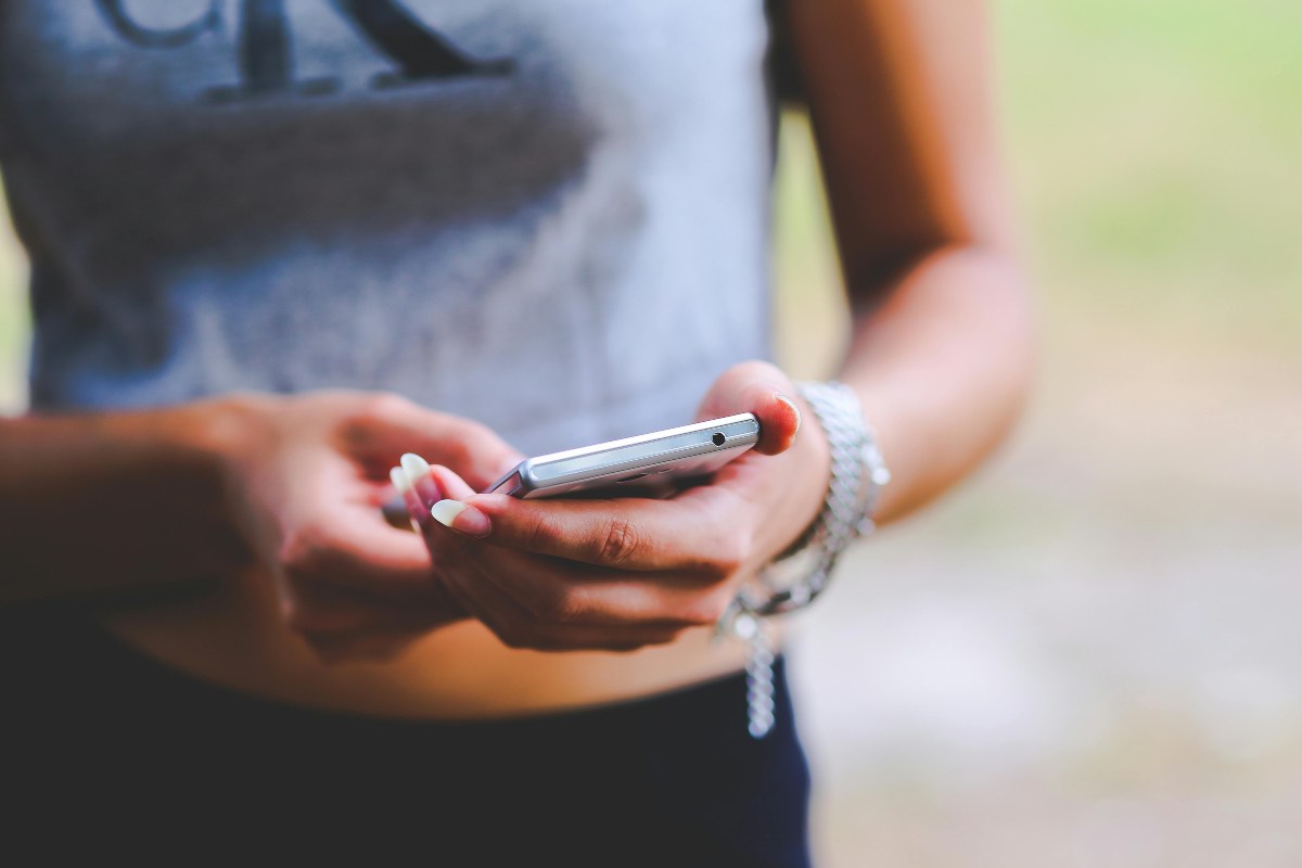 Ragazza allo smartphone