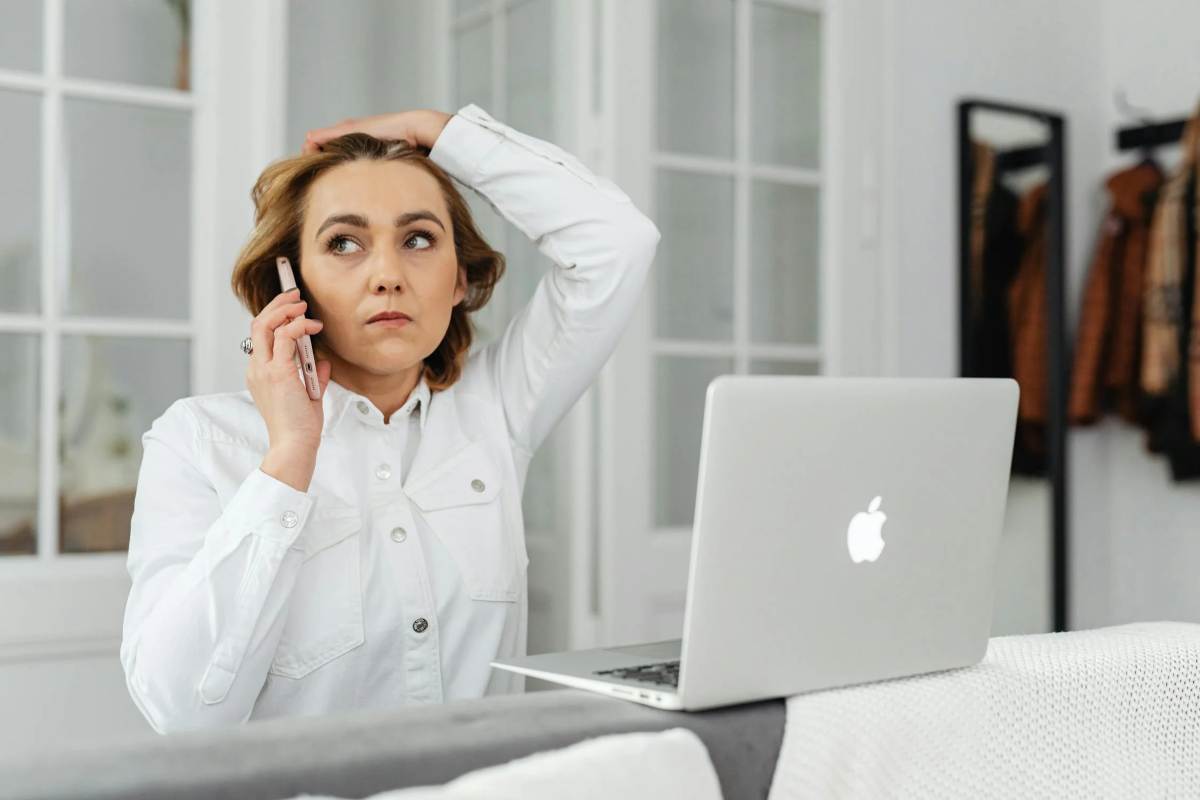 Donna allo smartphone