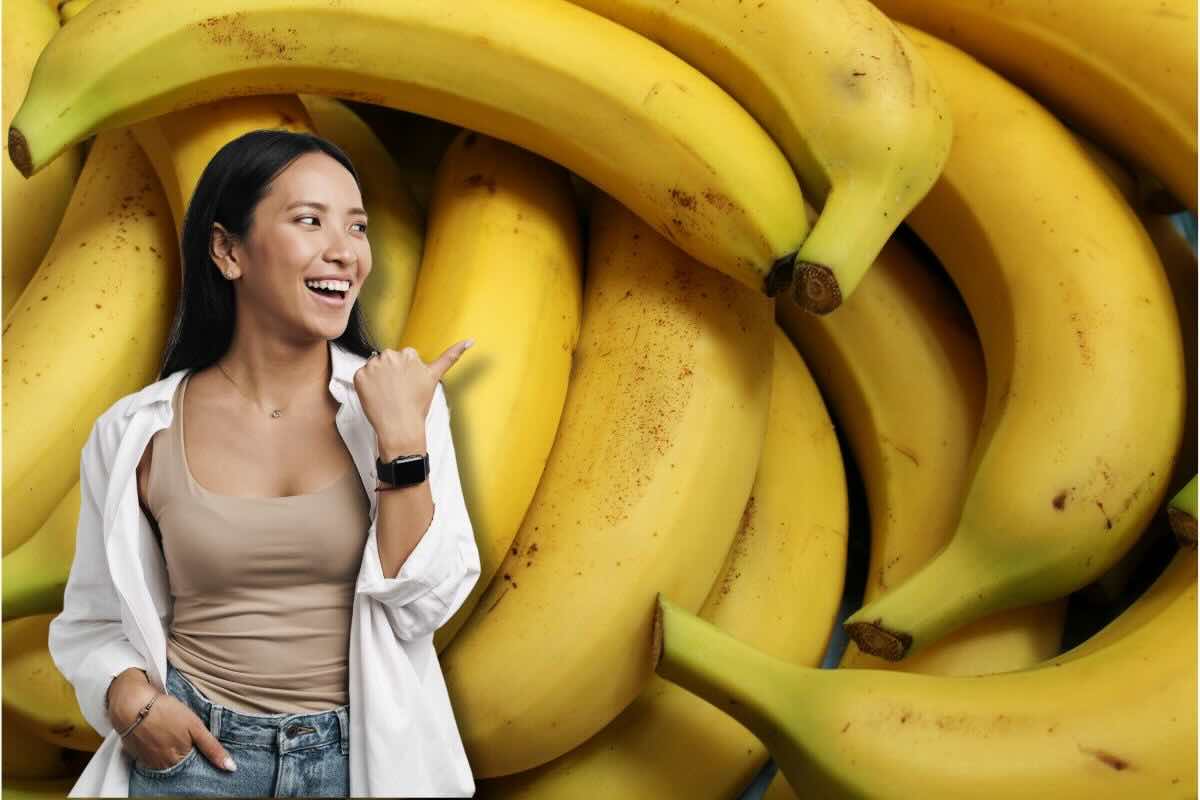 Banane e donna che indica, sorridente