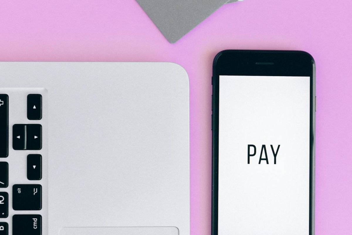 Smartphone, bancomat e laptop