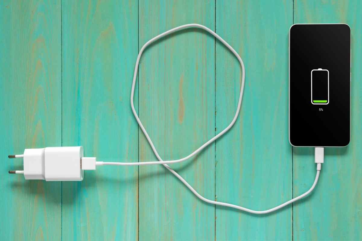 telefono collegato al caricabatterie