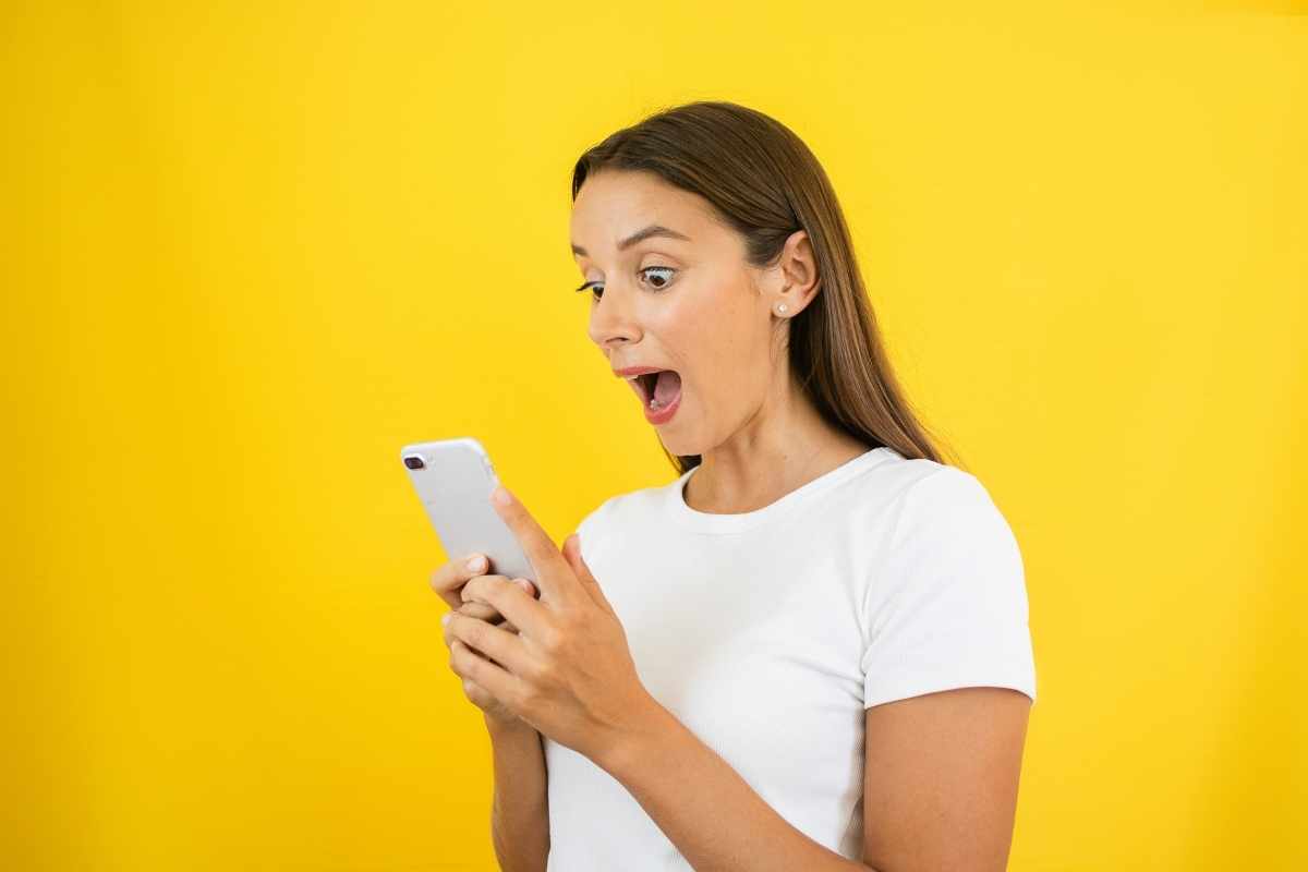 donna sorpresa dal cellulare