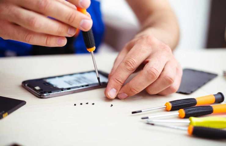 tecnico che ripara uno smartphone
