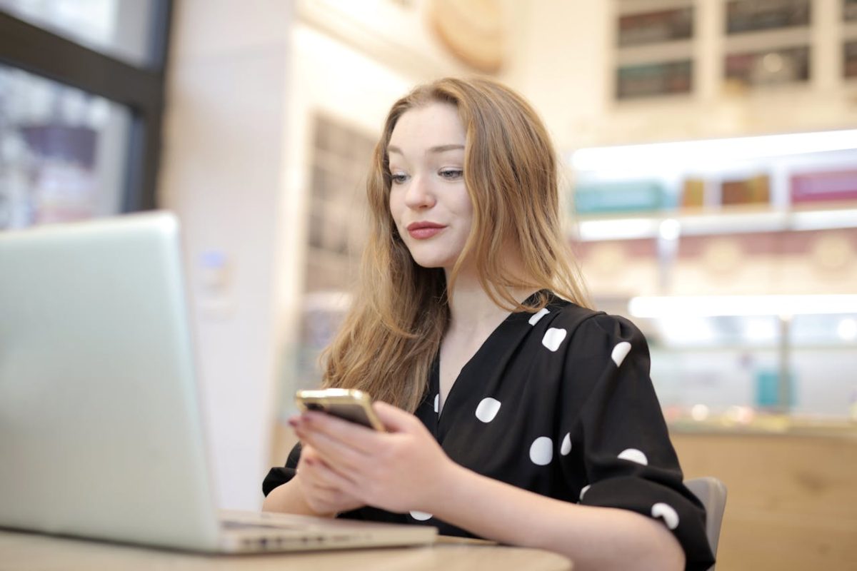 Ragazza al cellulare e al PC