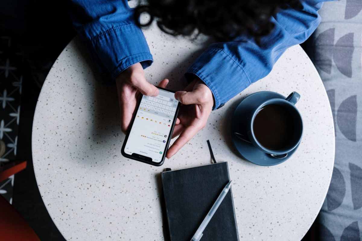 Persona allo smartphone