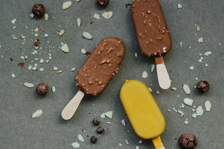 Due gelati al cioccolato con mandorle, un gelato al mango