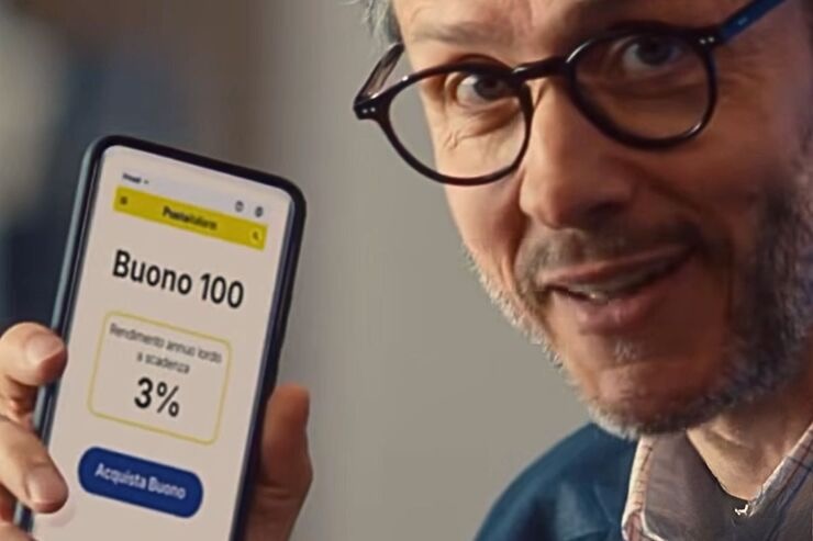 Uomo mostra cellulare con dati dei suoi investimenti