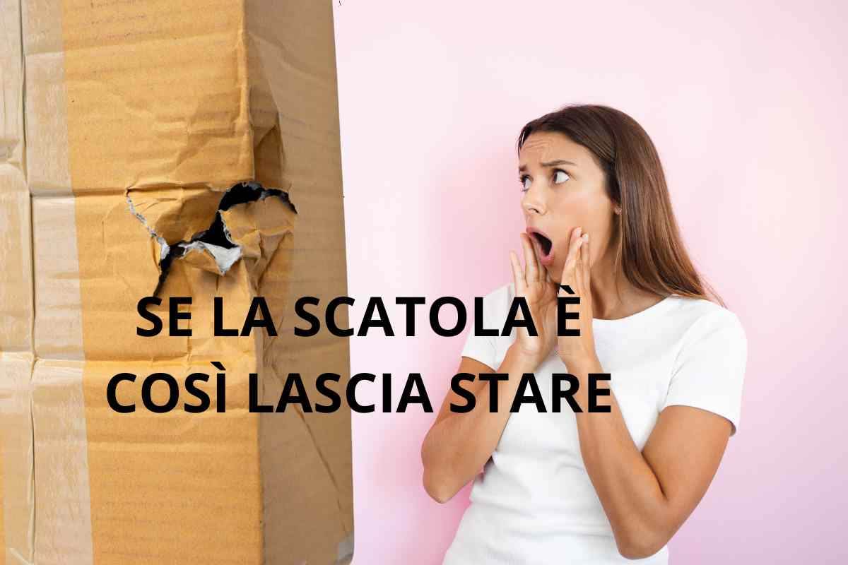 donna sconvolta guarda scatola