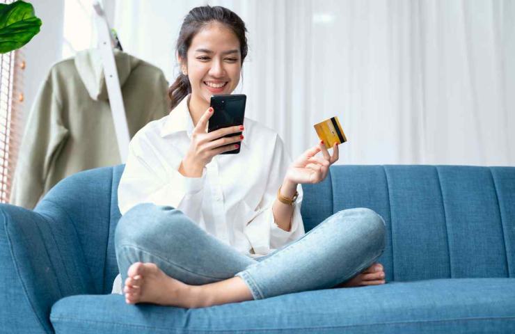 donna che fa shopping online