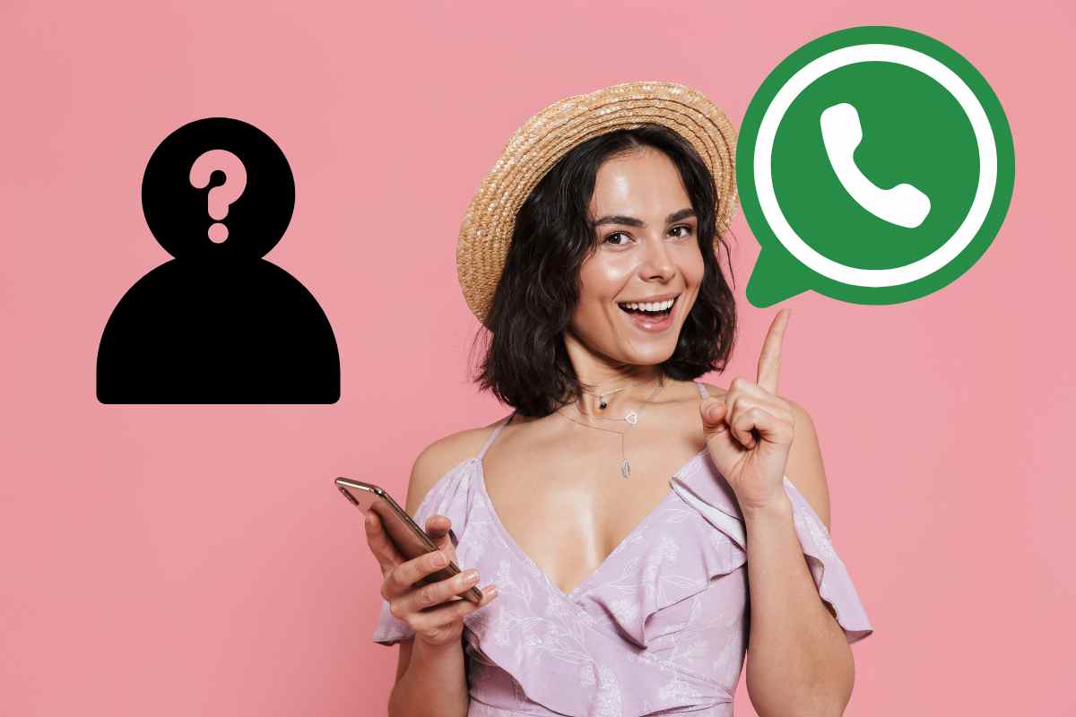 donna che indica il logo di whatsapp con il telefono in mano