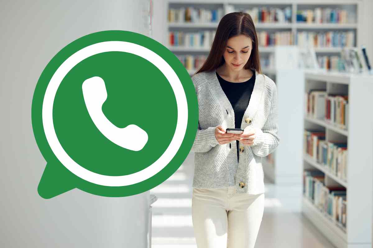 donna in una biblioteca che legge un messaggio whatsapp