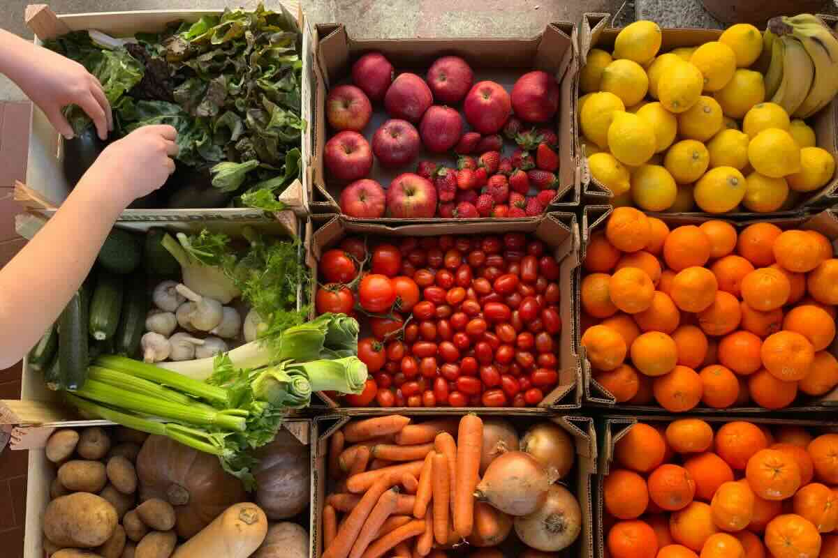 Casse con frutta e verdura