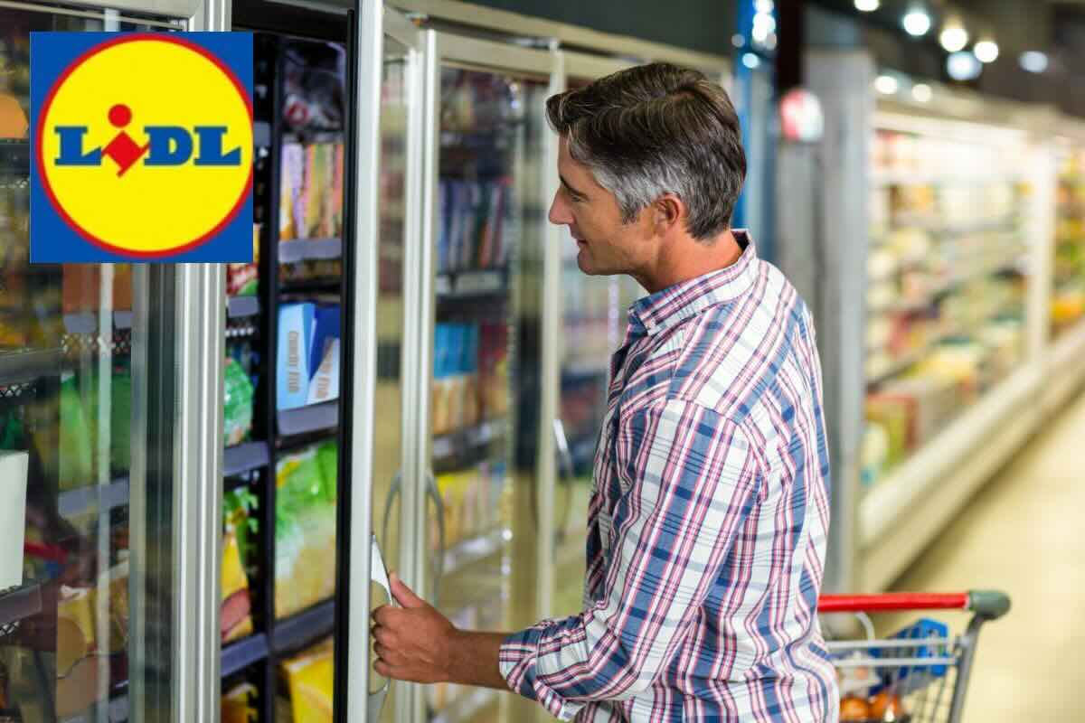 Uomo apre banco frigo supermercato, logo Lidl