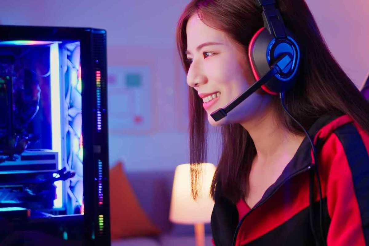 giocatrice al pc che sorride