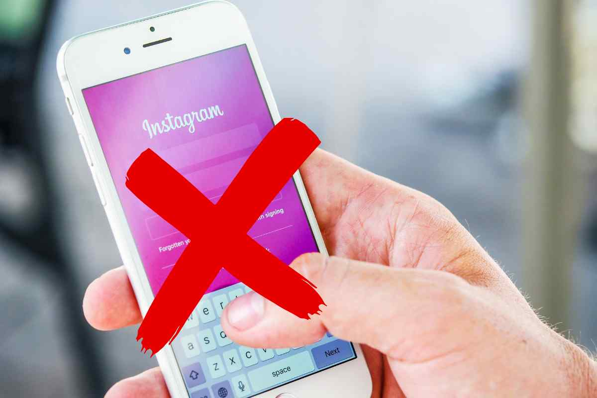 mano usa instagram ma c'è una grossa X rossa sopra