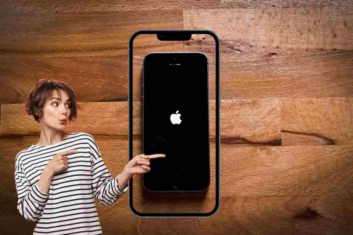 donna che indica un iphone incorniciato dallo schermo di un device più grande