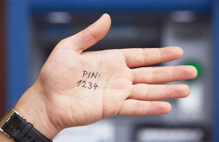 mano con pin scritto a penna