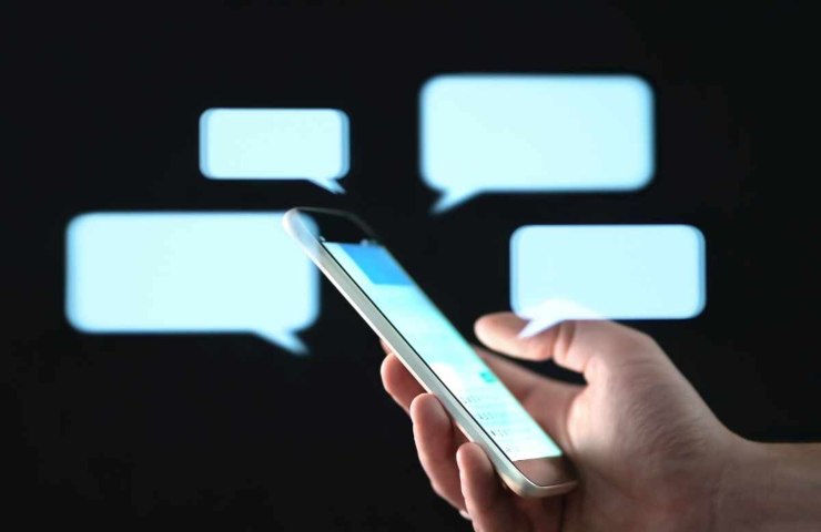 nuvolette di messaggi intorno a uno smartphone