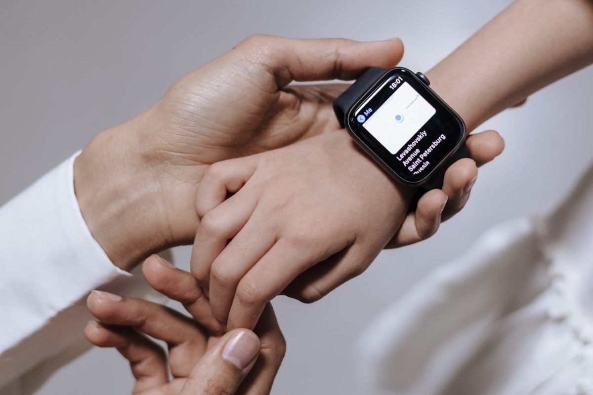 Smartwatch al polso di una bambina