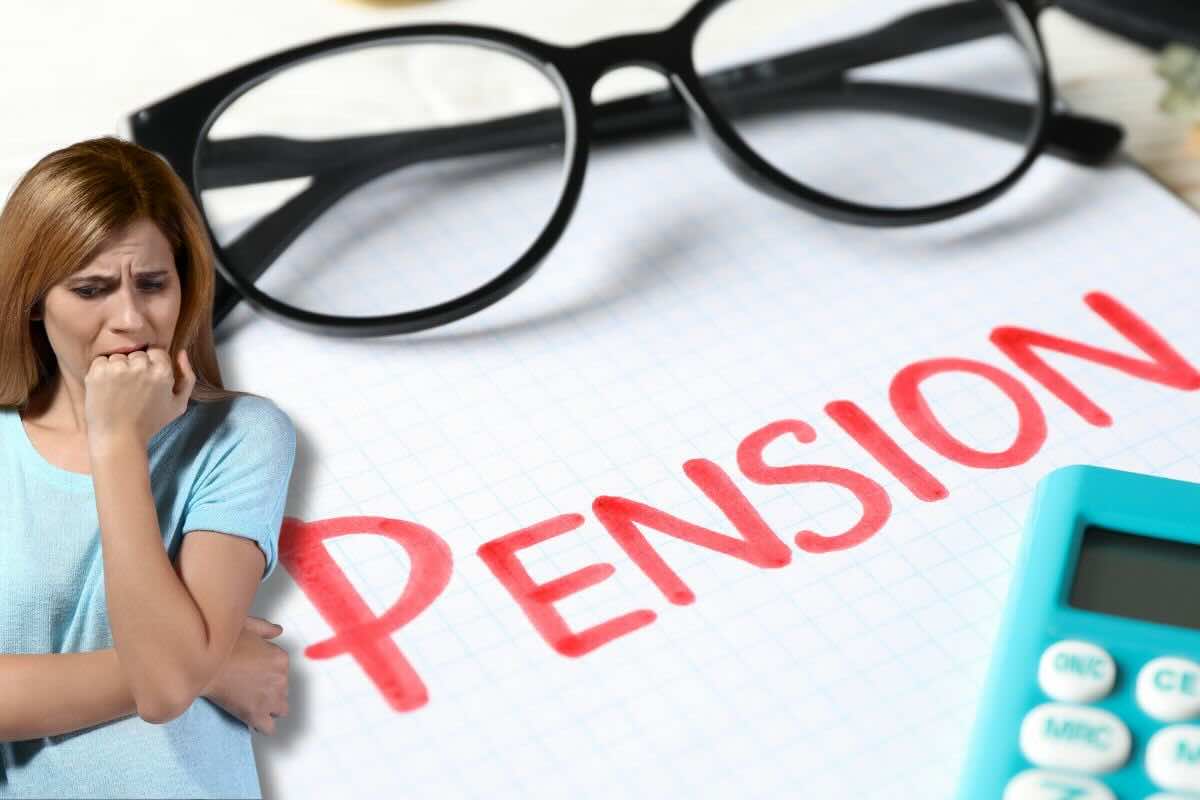 Scritta "pension", occhiali da vista, calcolatrice, donna preoccupata