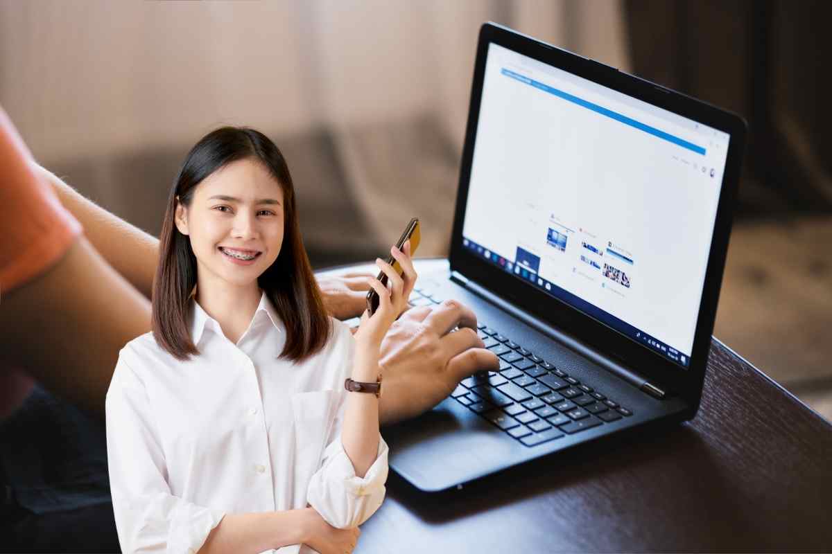 donna con smartphone e pc