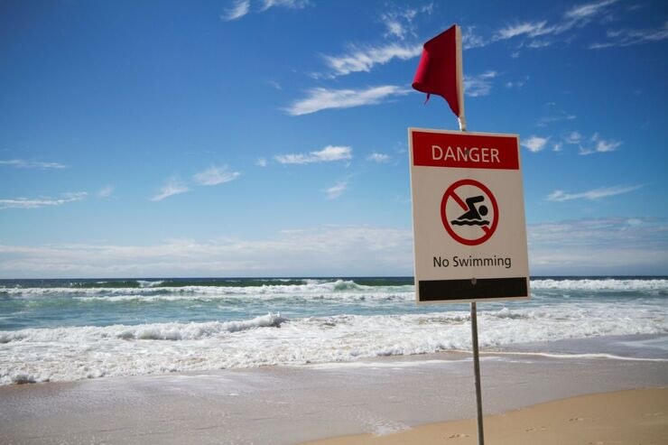 Mare, cartellone "No swimming", bandiera rossa