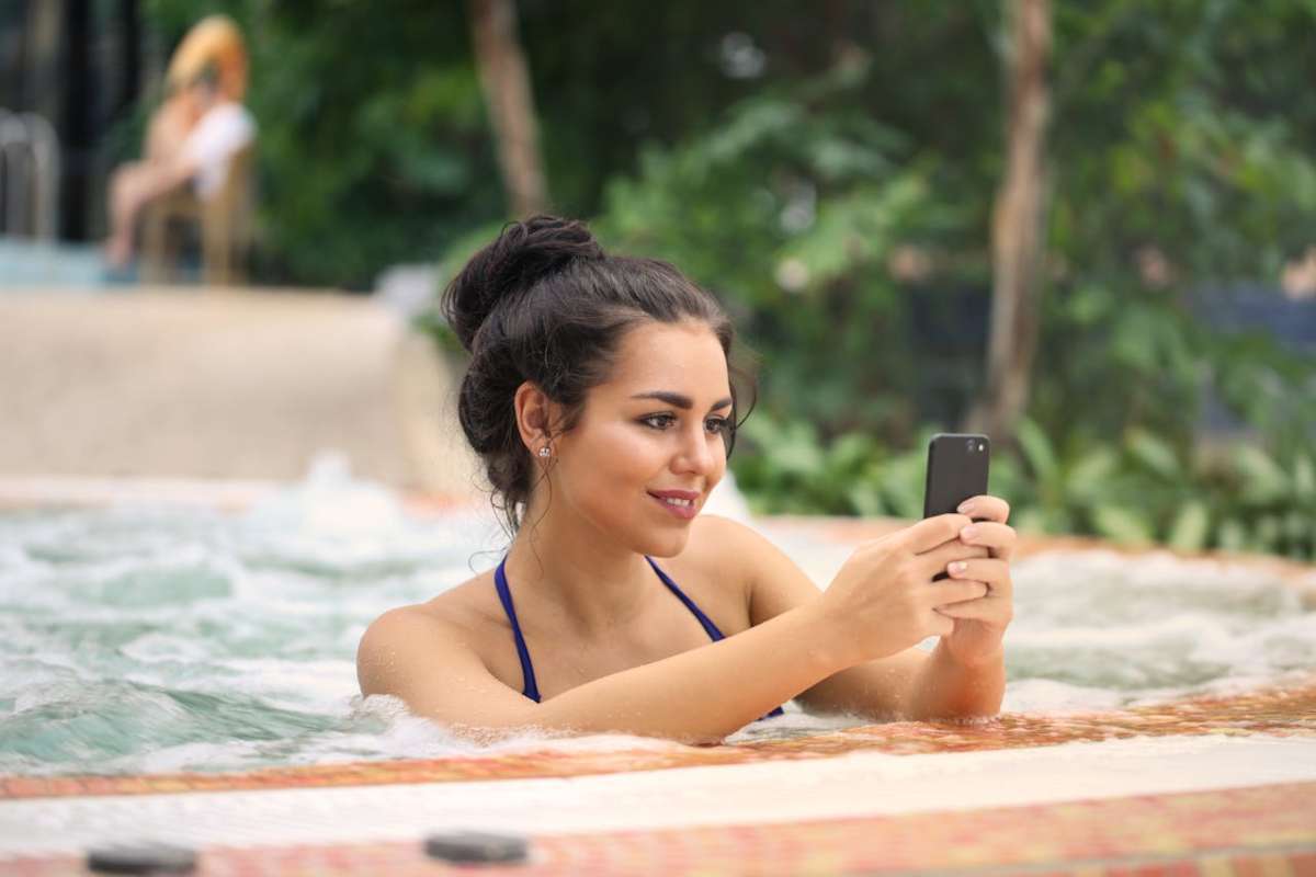 Donna allo smartphone