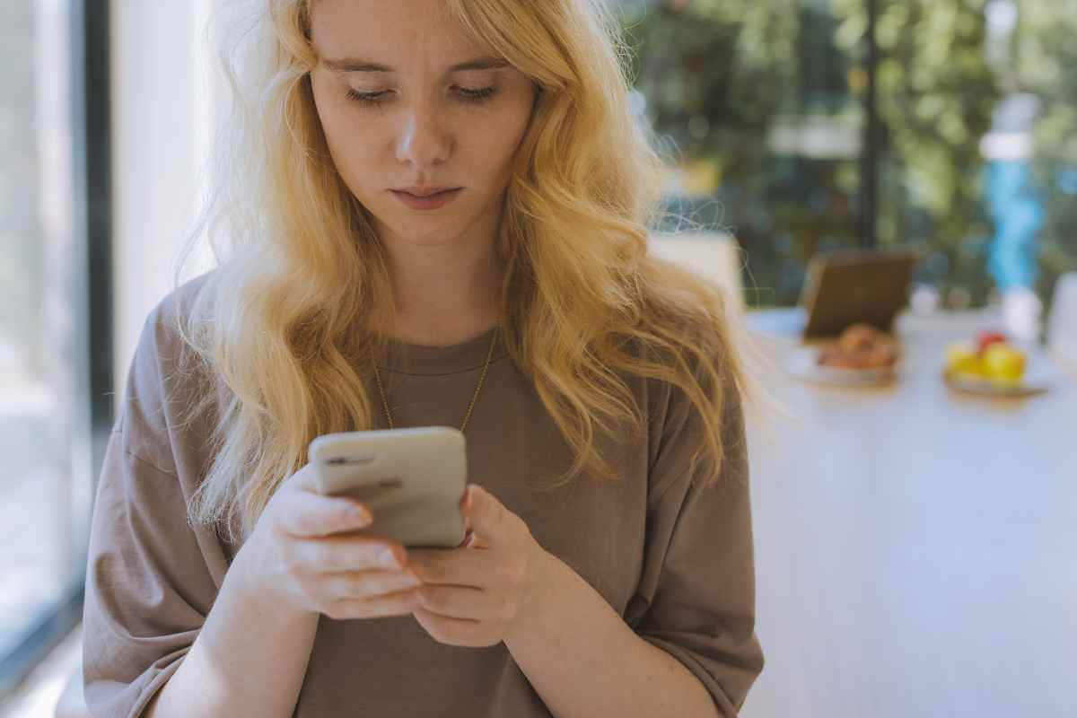 ragazza con il telefono in mano