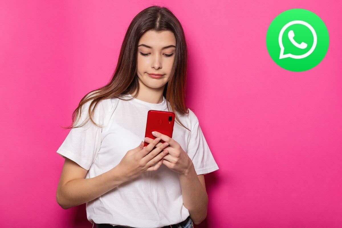 Ragazza guarda il cellulare, simbolo Whatsapp di lato