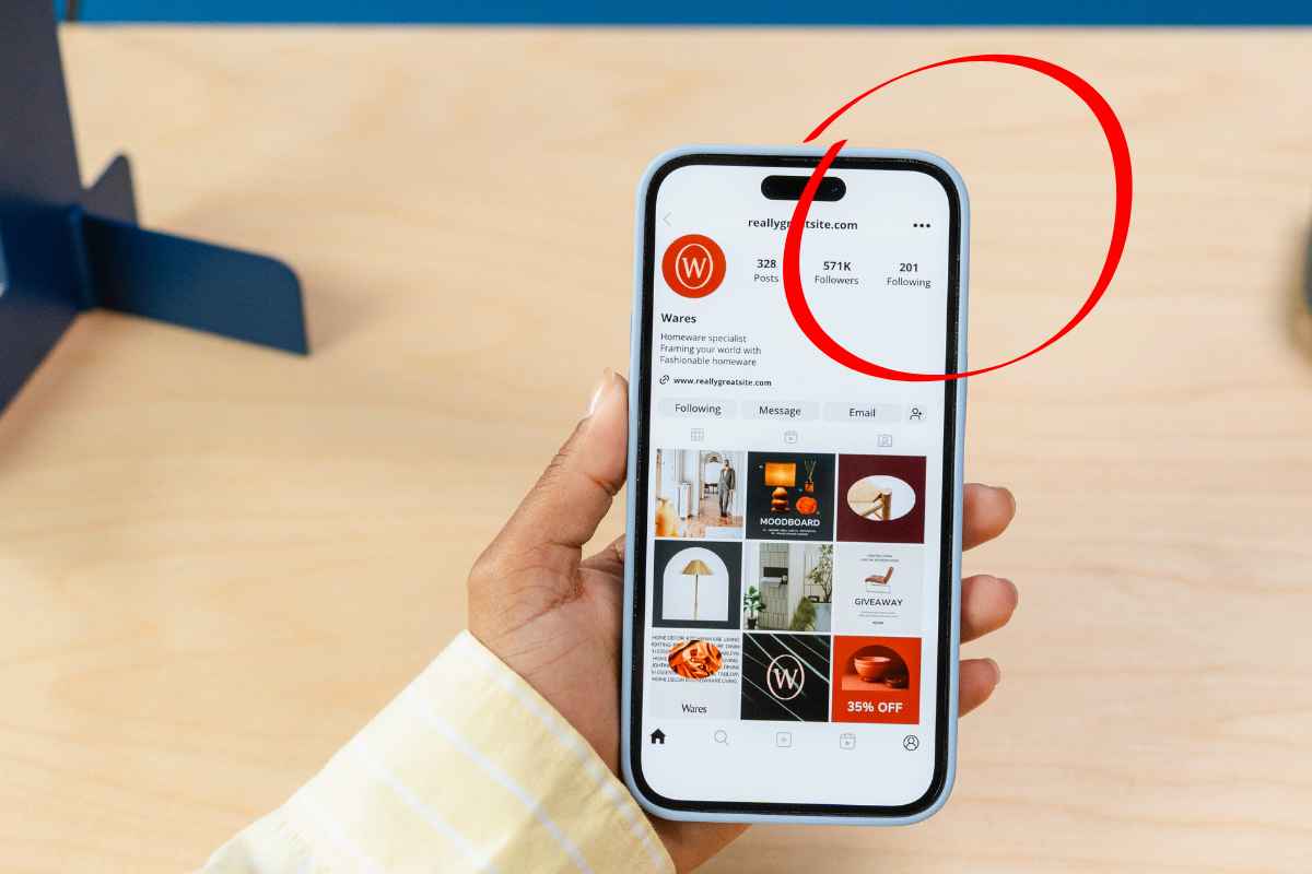 smartphone in mano con cerchietto