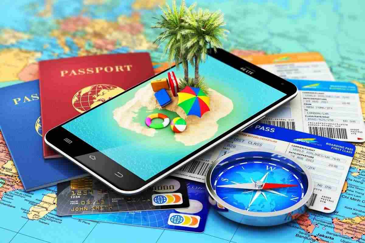 smartphone con palmine che escono dallo schermo passaporti e bussola su una mappa