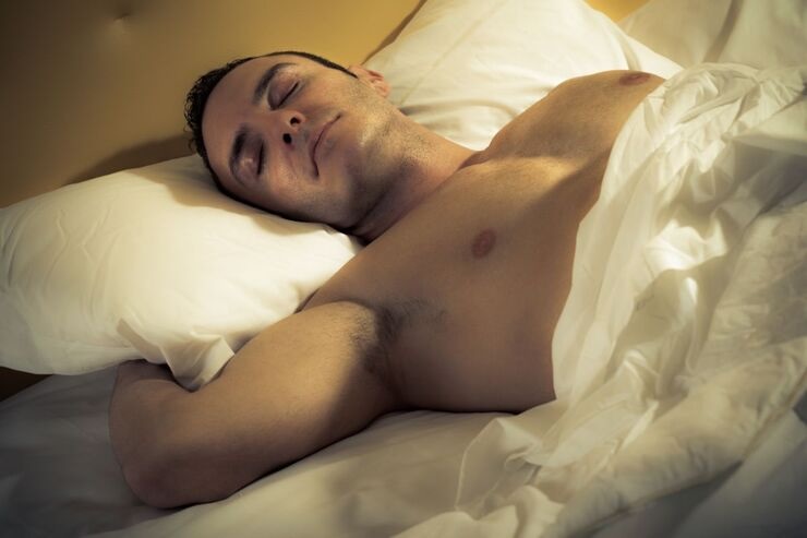 Uomo dorme
