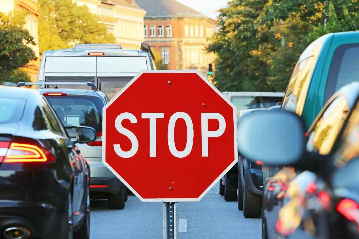 Auto nel traffico e segnale stop