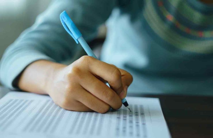 persona che fa un test