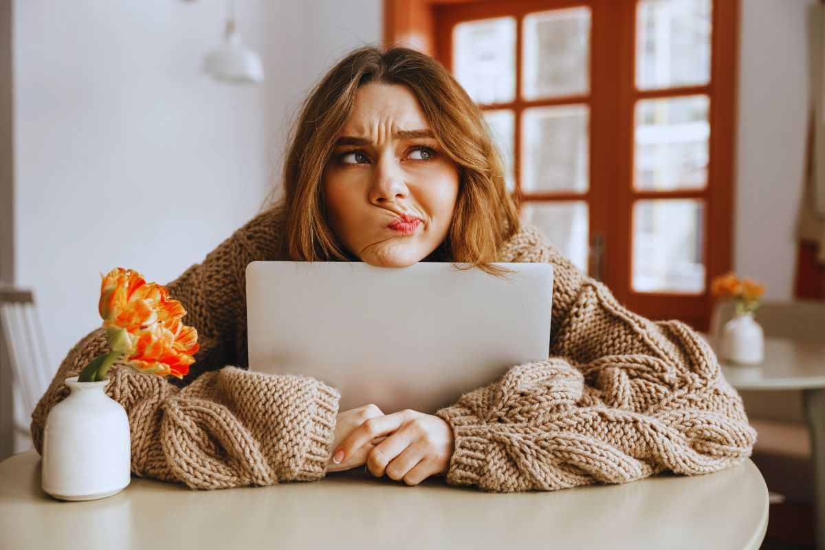 Ragazza con espressione delusa che abbraccia un tablet