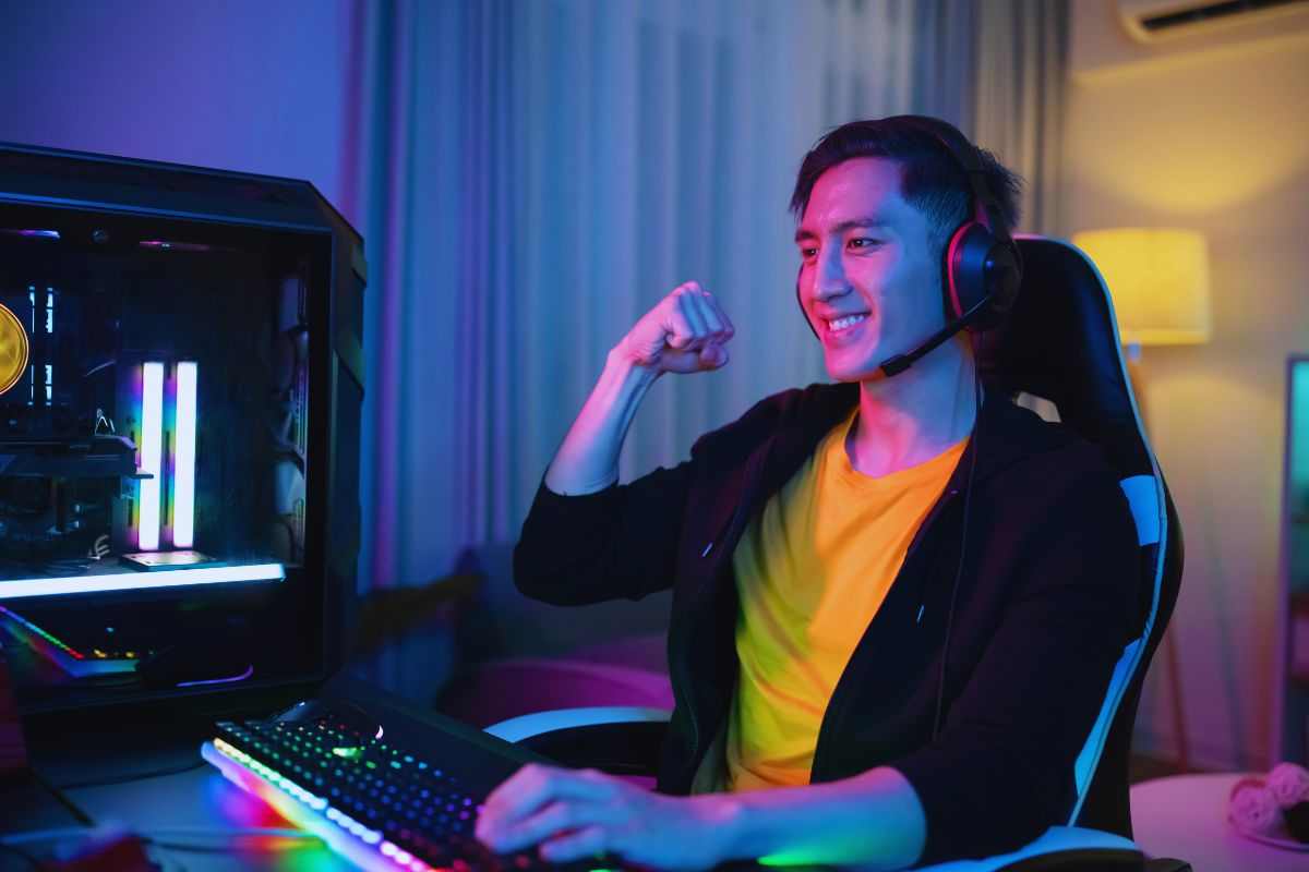 Gamer che esulta dalla sua postazione PC