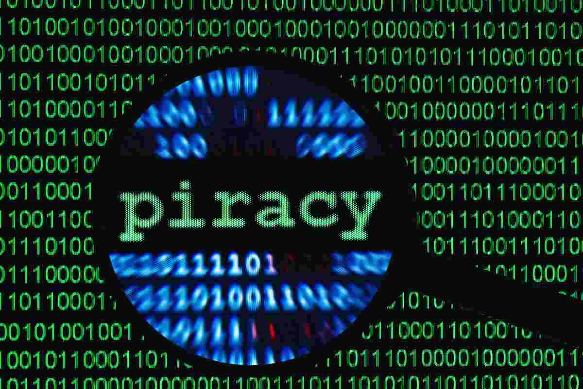 Scritta "Piracy" evidenziata da lente d'ingrandimento