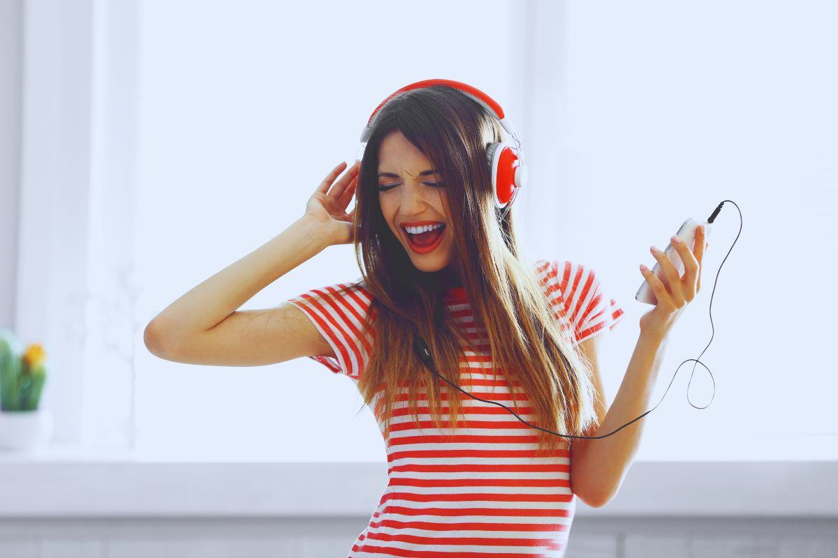 Ragazza che ascolta musica con le cuffie