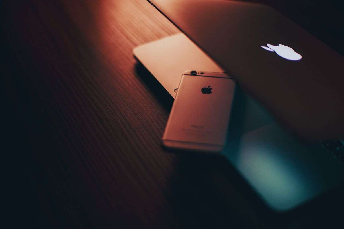 iPhone e Mac poggiati su un tavolo