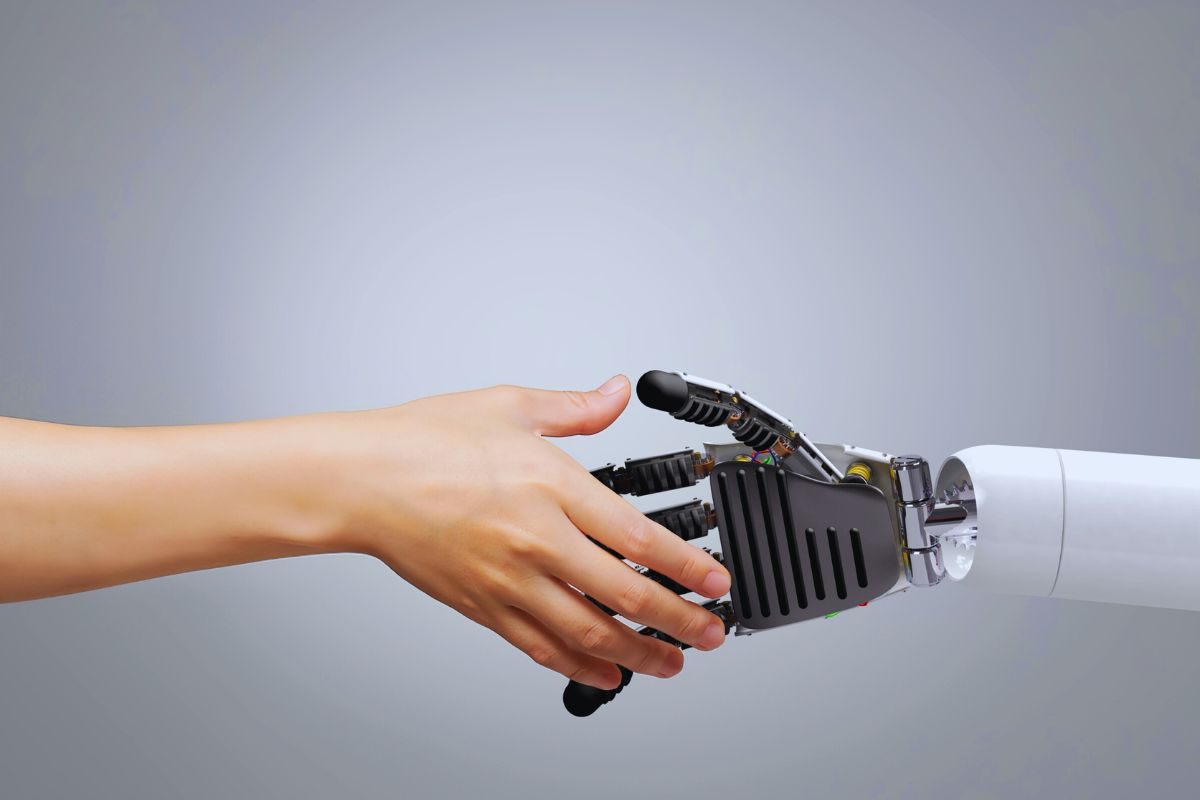 Stretta di mano tra umano e robot