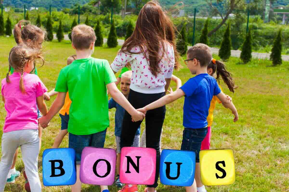 Bambini ed educatrice nel verde, scritta bonus