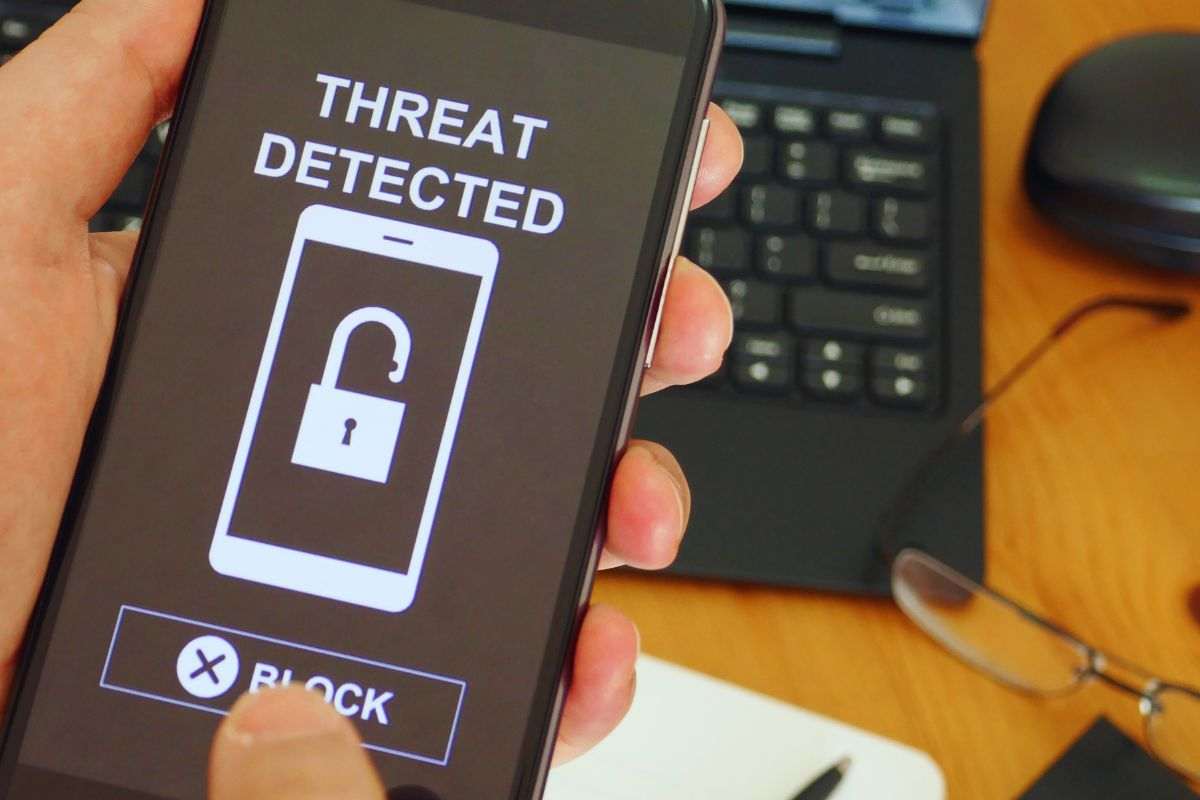 Schermata allerta minaccia su smartphone