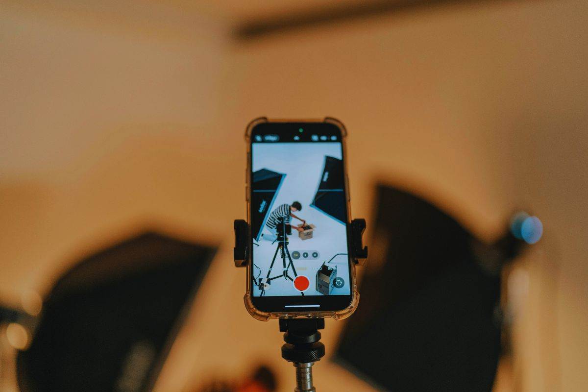 Set fotografico con smartphone utilizzato come fotocamera