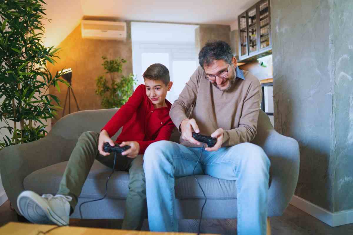 Padre e figlio che giocano ai videogames