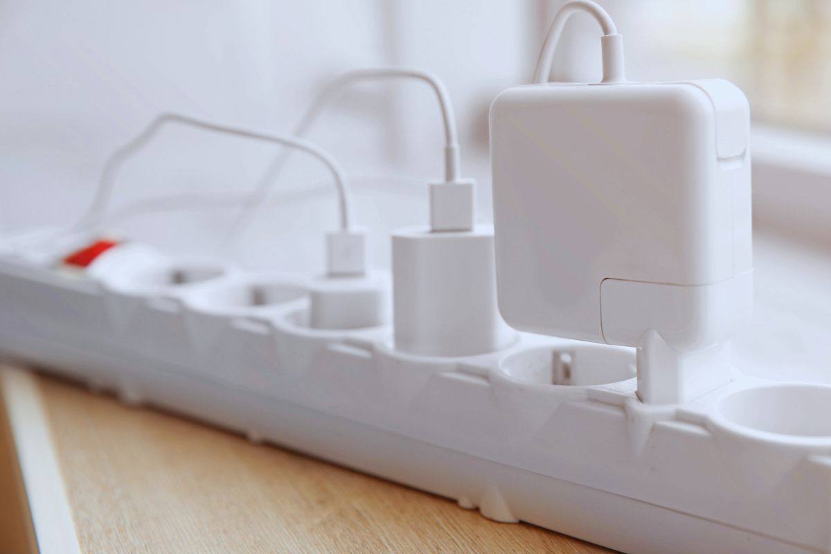 Carica batterie collegati ad una ciabatta multipresa