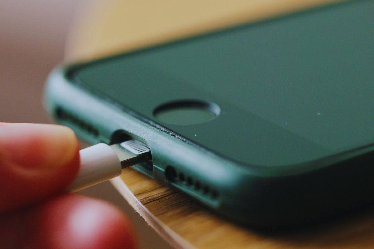 Inserimento jack ricarica smartphone