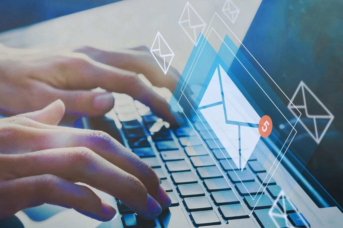 Uomo che scrive e simbolo mail