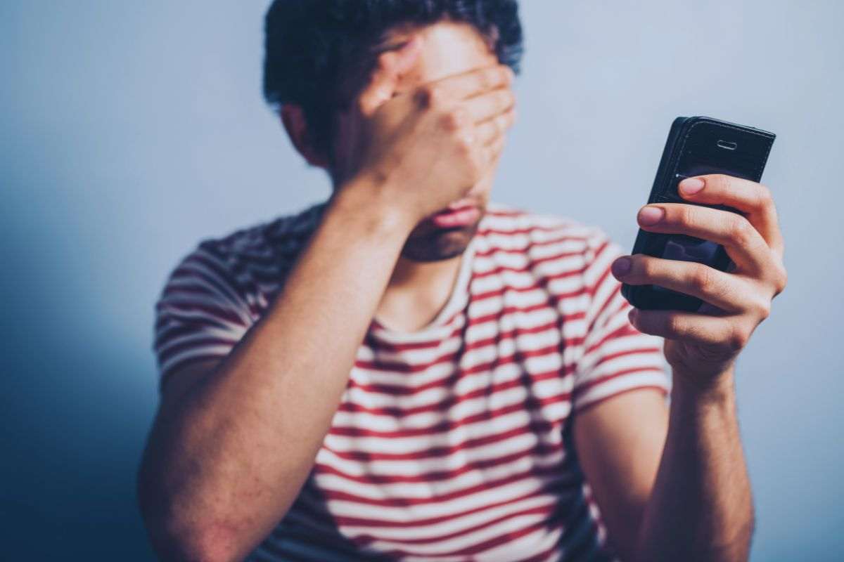 Uomo che si copre gli occhi con una mano