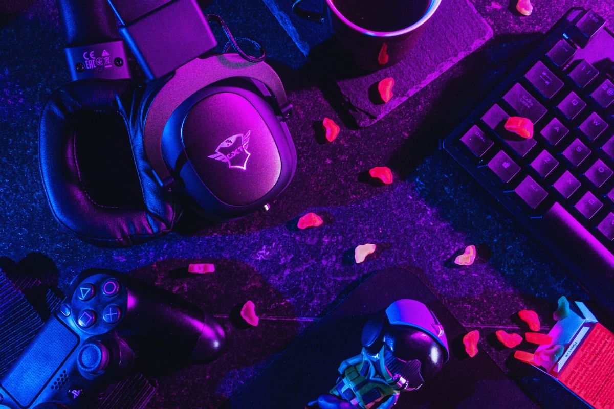 Cuffie, tastiera e dualshock 4 poggiati su scrivania