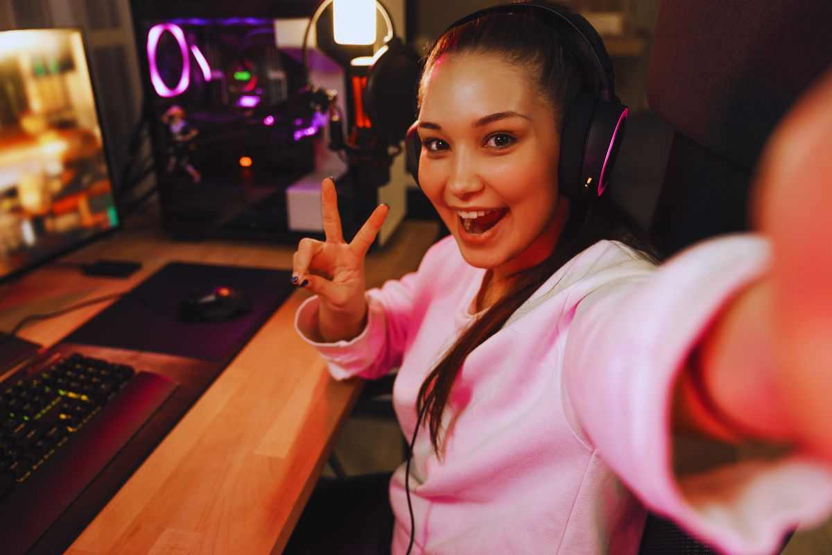 Ragazza che fa il segno della vittoria verso la cam